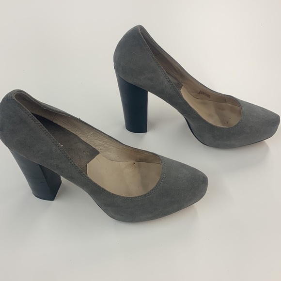 Ladies size 9 1/2 Grey and Black Michael Kors Leather heels - Picture 5 of 9
